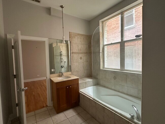 Building Photo - 4824 S King Dr