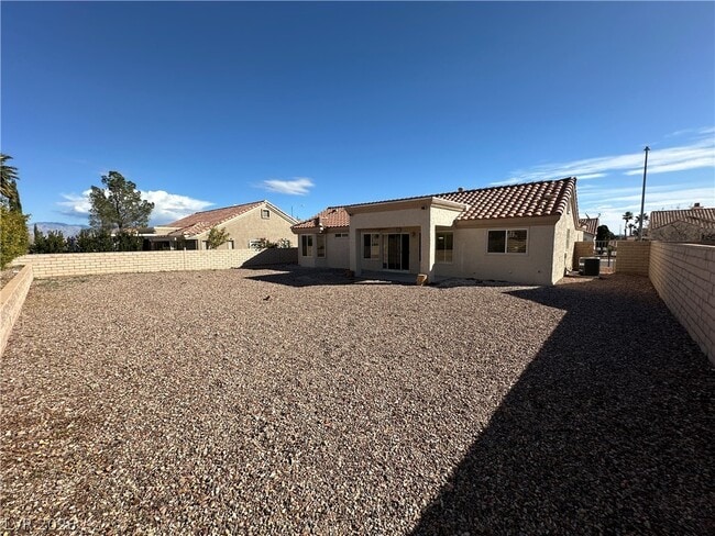 Building Photo - 3001 Lotus Hill Dr