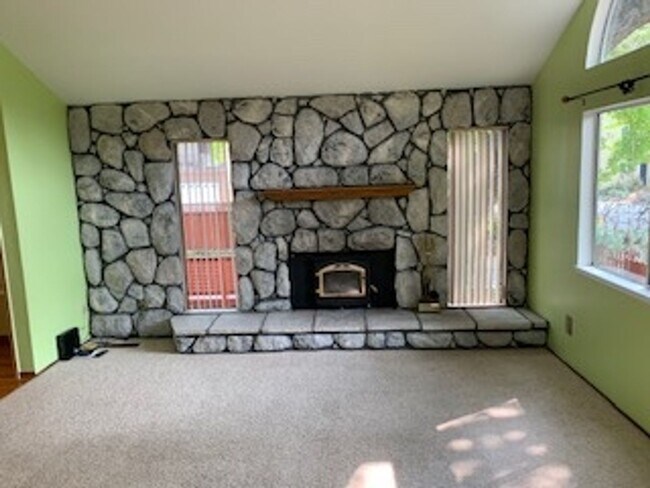 Building Photo - 4 Bedroom 2.5 Bath  with loft ,office, and sauna