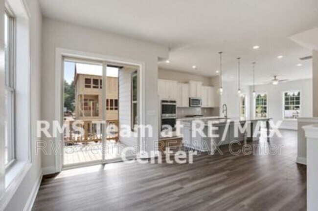 Building Photo - 1650 Mountain Top Ln