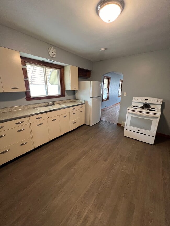 Building Photo - Spacious 2 bedroom home!