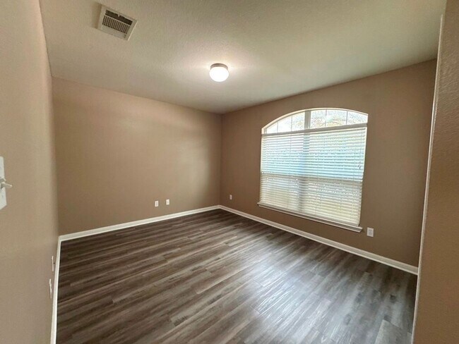 Building Photo - 3 Bed/ 2 Bath Home Available in Villages of Berry Creek!