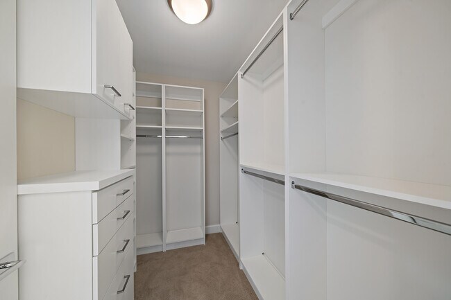 Building Photo - 2700 Donald Ross Rd
