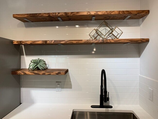 Building Photo - Beautiful 2 Bedroom Two Mile Creek Condo ; Remodeled and Updated right next to Rayback