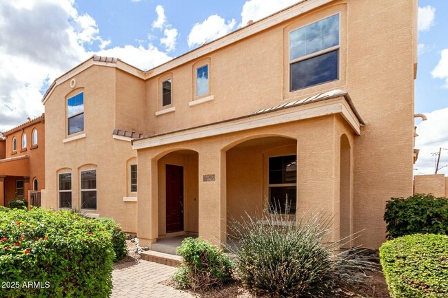 Building Photo - Beautiful 3 bedroom plus den, 2.5 bath hom...