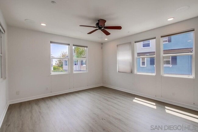 Building Photo - 2978 Beachwood Blf Wy