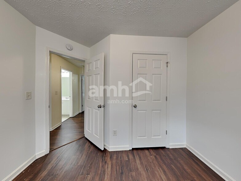 Building Photo - 558 The Blvd