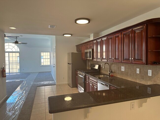 Building Photo - 2024 Grand Ave