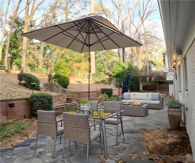 Building Photo - 998 Ferncliff Rd NE