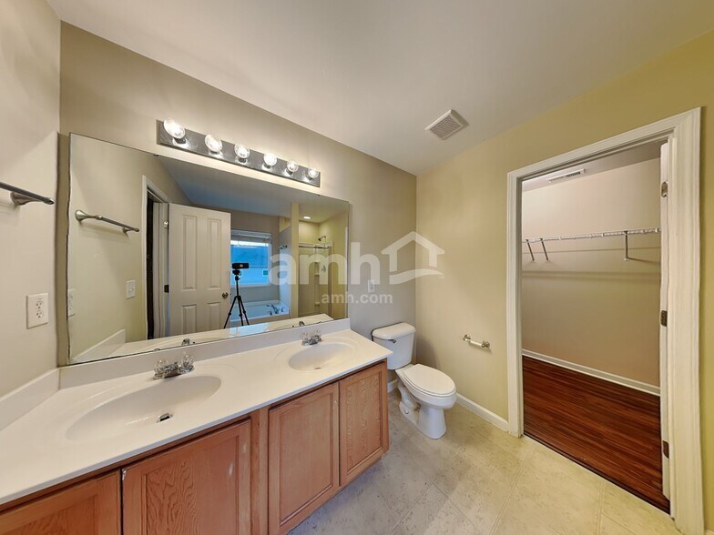 Building Photo - 1001 Collington Dr