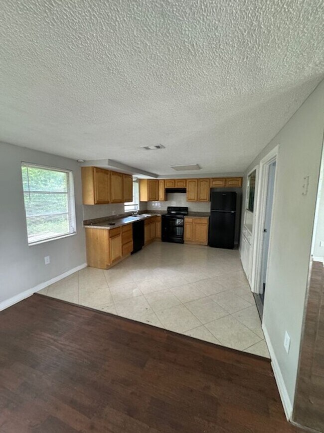 Building Photo - This cozy 2 bedroom 1 bath home in Holiday!