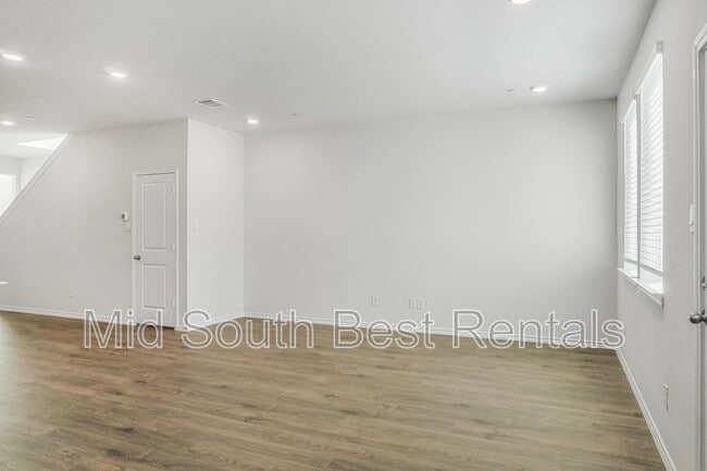 Building Photo - 220 Redwood Rd