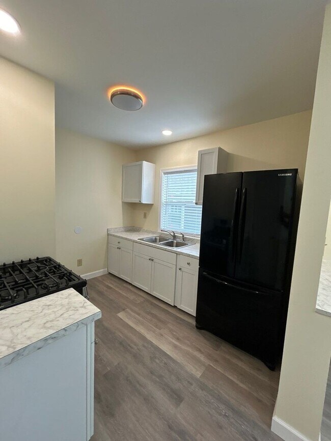 Building Photo - Charming 2-bedroom 1 bath home