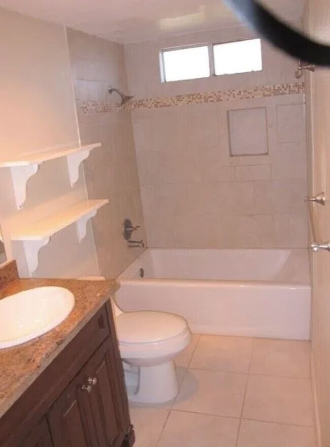Building Photo - 3 Bedroom, 2 Bathroom Ground-Level Condo f...