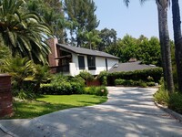 Building Photo - 5-Bedroom Home in Desirable Friendly Hills...