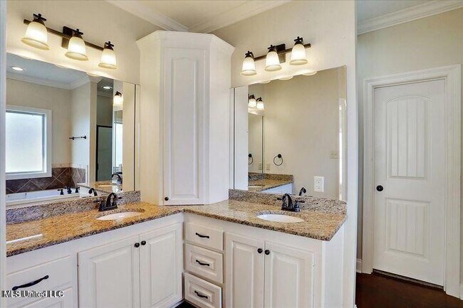 Building Photo - 852 Willow Grande Cir