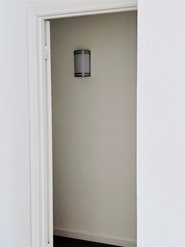 Building Photo - 9797 Leawood Blvd