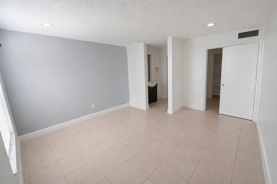 Building Photo - 5332 NE 6th Ave