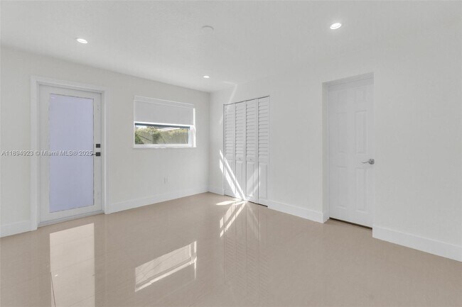 Building Photo - 5520 SW 91 Ave