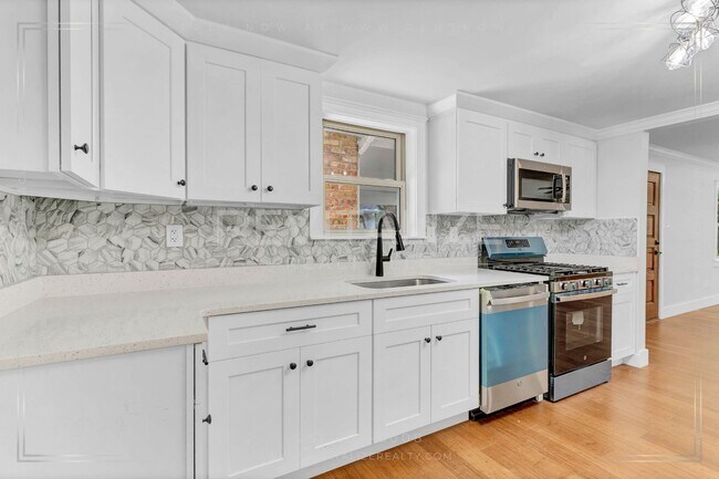 Building Photo - Newly Renovated 3 Bed / 2.5 Bath with Doub...