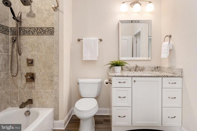 Building Photo - 1576 Bay Head Rd