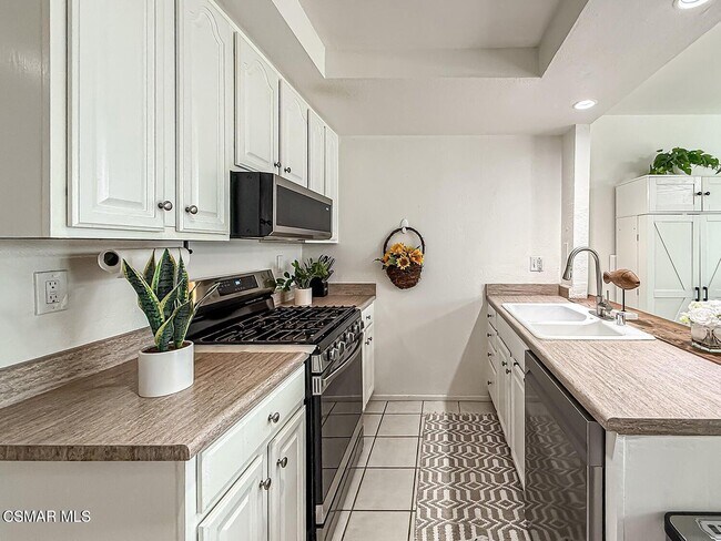 Building Photo - 560 Chapala Dr