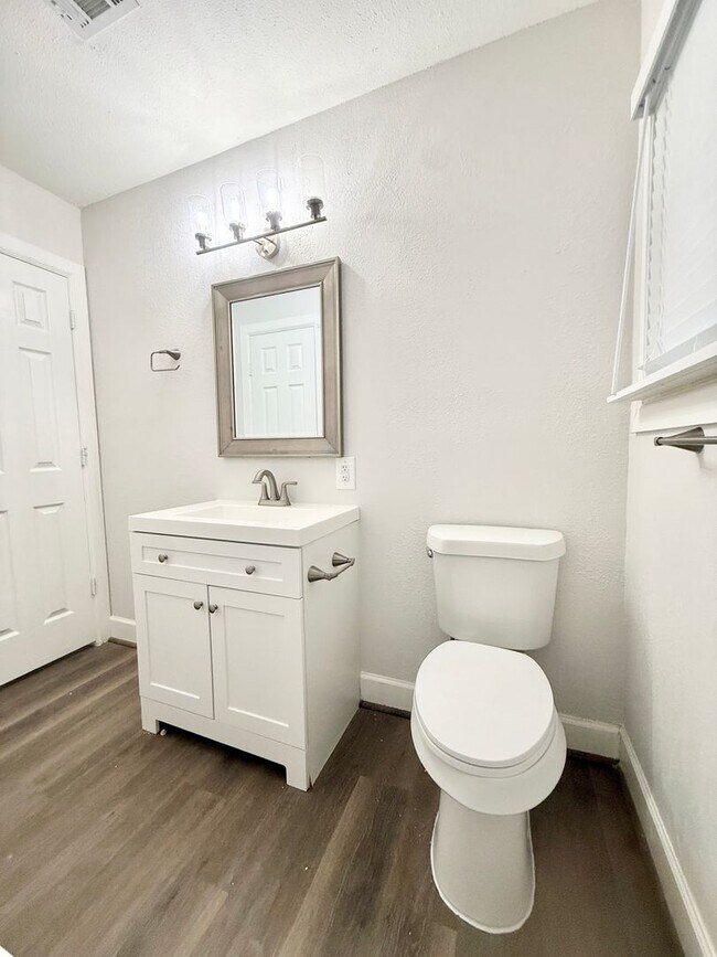 Building Photo - Stunning & Spacious 4/2 Home in Lake Jackson!