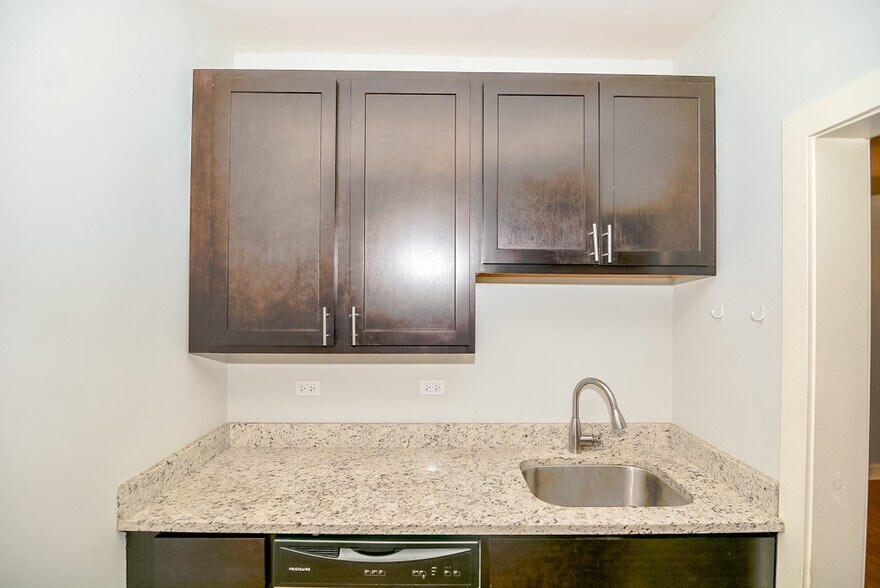 Building Photo - 4110 N Ashland Ave