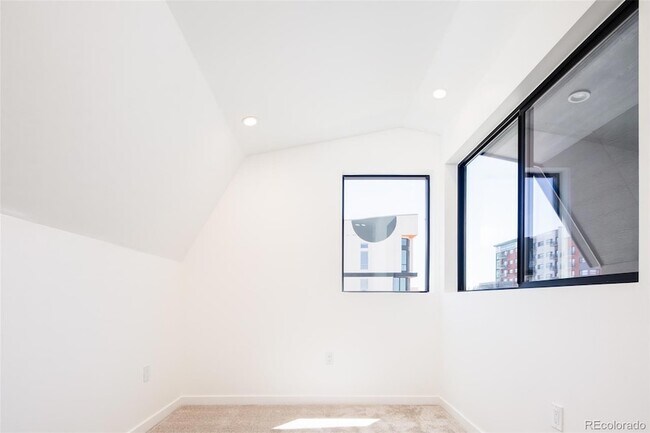 Building Photo - 267 S Jackson St