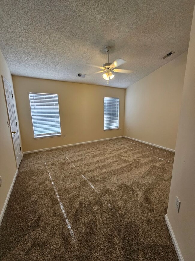 Building Photo - Home in Tall Pines