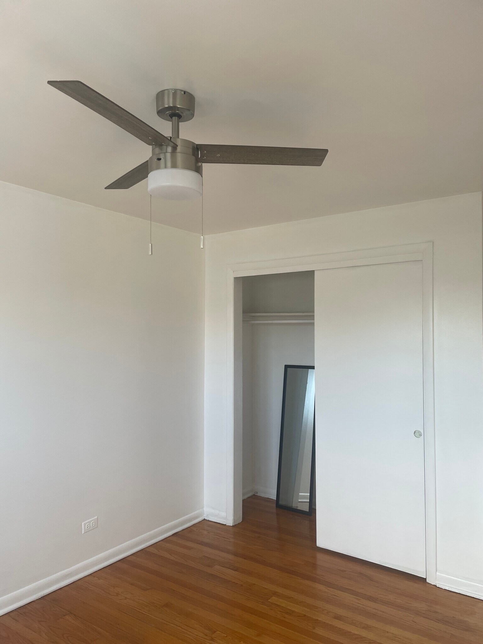 Room 1 - 6028 S Archer Rd