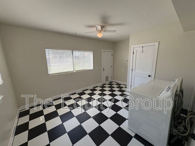 Building Photo - 209 E 11th St