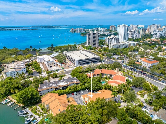 Building Photo - 858 Hudson Ave