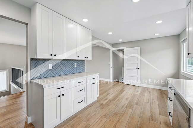 Building Photo - Spacious Duplex with Washer/Dryer and Cent...