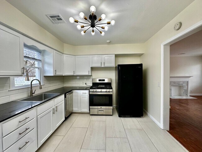 Building Photo - Adorable Midtown Home!