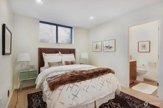 Building Photo - Welcome Home Modern Townhome in Georgetown