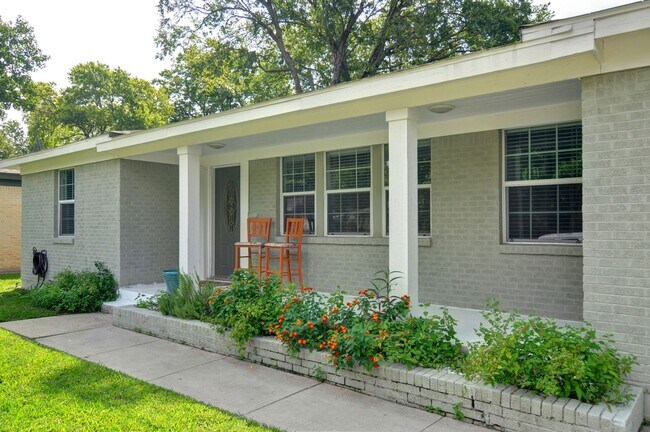 Building Photo - 5421 Fursman Ave