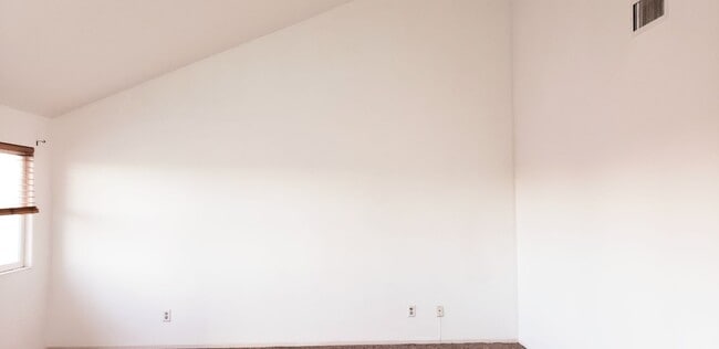 Building Photo - *DO NOT DISTURB TENANTS- 4 bedroom 2 bath home w/POOL!!