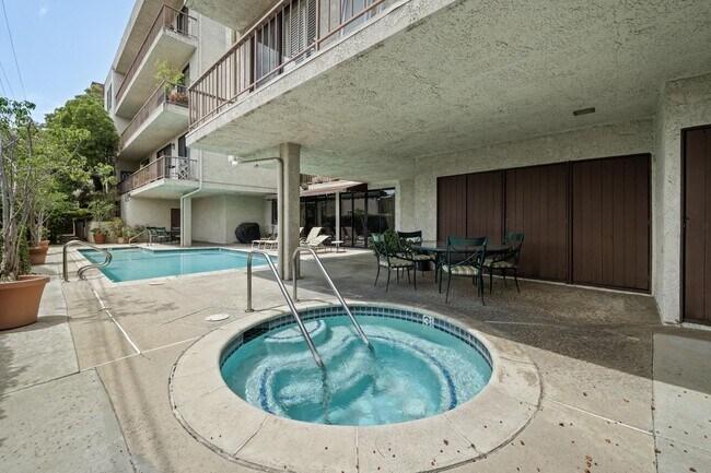 Building Photo - 4454 Ventura Canyon Ave