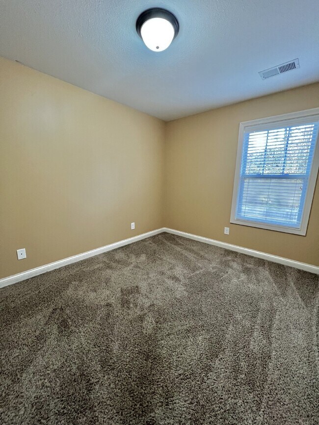 Building Photo - Charming 3BR/2.5BA Home in Clarksville! PE...