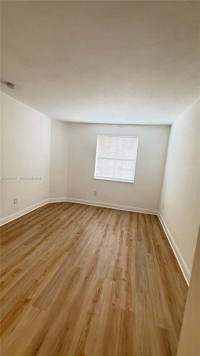 Building Photo - 1663 SE 27th Dr