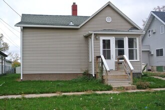 Building Photo - House- NW