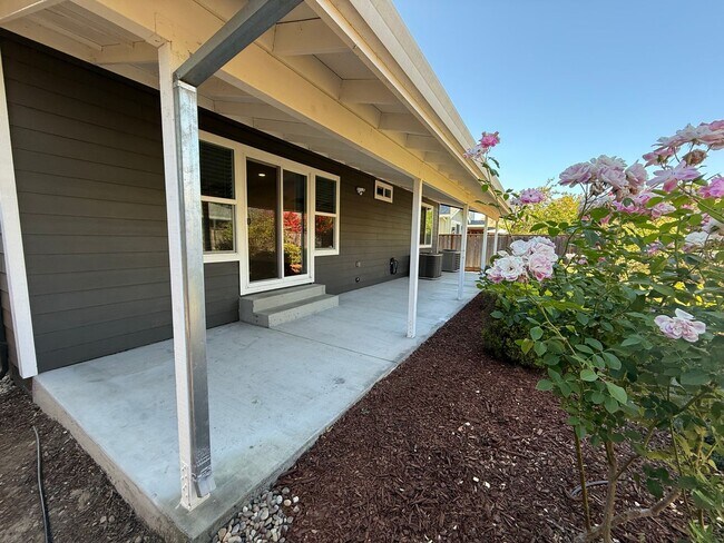 Building Photo - NEW PHOTOS! Two-level home located in Coff...