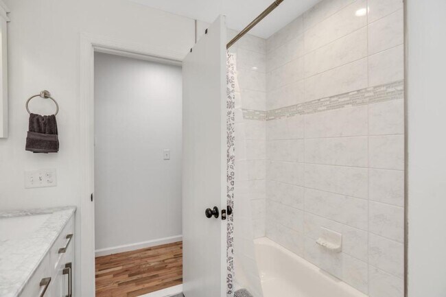 Building Photo - 9215 Tavistock Dr