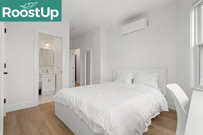 Building Photo - Furnished private bedroom with private ensuite bath