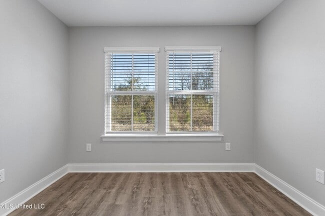 Building Photo - 3 Bed / 2 Bath Home – Modern Finishes & Convenient Location