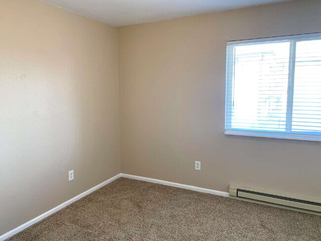 Building Photo - "Spacious 4-Bedroom Haven with 2 Full Baths in Prime Fort Collins Location!"