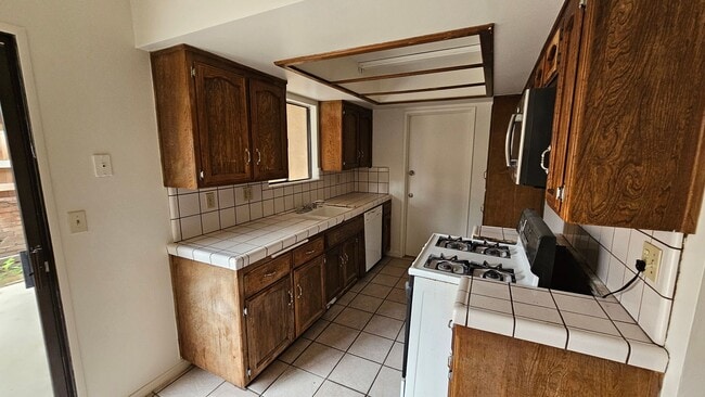 Building Photo - Available Now | 3 bd 2 ba Townhome