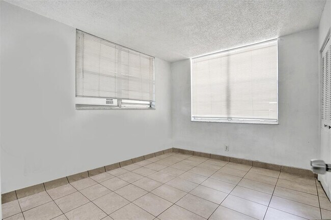 Building Photo - 9440 Poinciana Pl