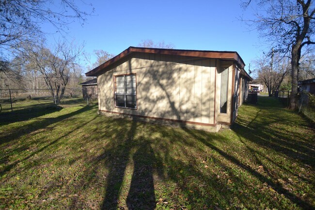 Building Photo - Housing Vouchers Accepted!!!  Location!  Newly updated, 4 bedroom, 2 bath home in historic Beechw...